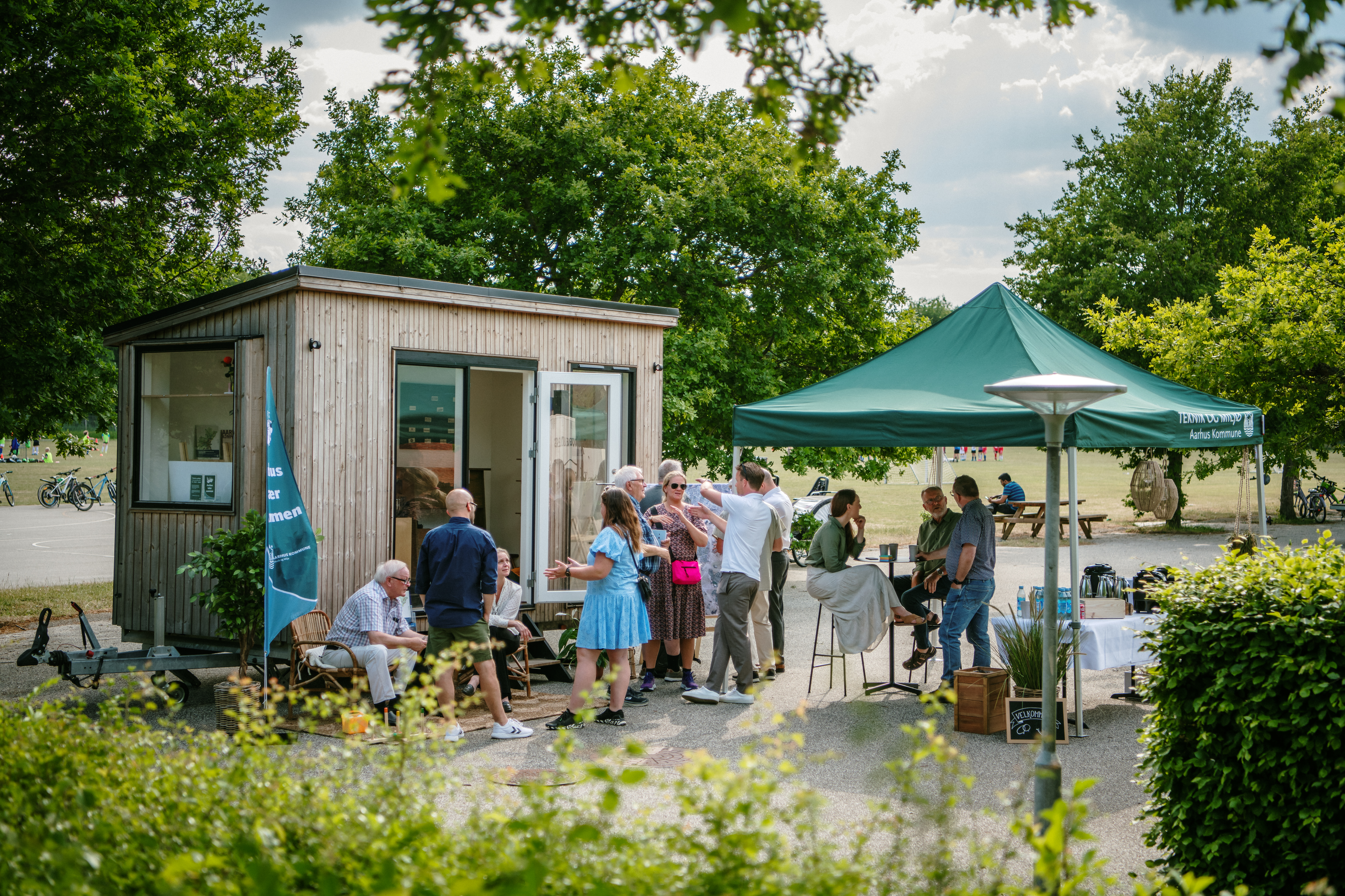 Vi stiller os ud i lokalområdet for at gøre os tilgængelige - en åben invitation til dialog med borgere på gaden. Det kan være foran det lokale supermarked, til den lokale byfest eller på en skole. ​