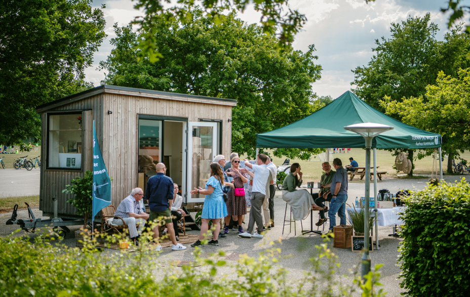 Vi stiller os ud i lokalområdet for at gøre os tilgængelige - en åben invitation til dialog med borgere på gaden. Det kan være foran det lokale supermarked, til den lokale byfest eller på en skole. 