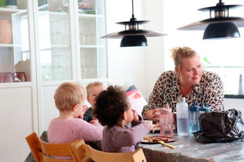 En voksen og to børn i køkkenet