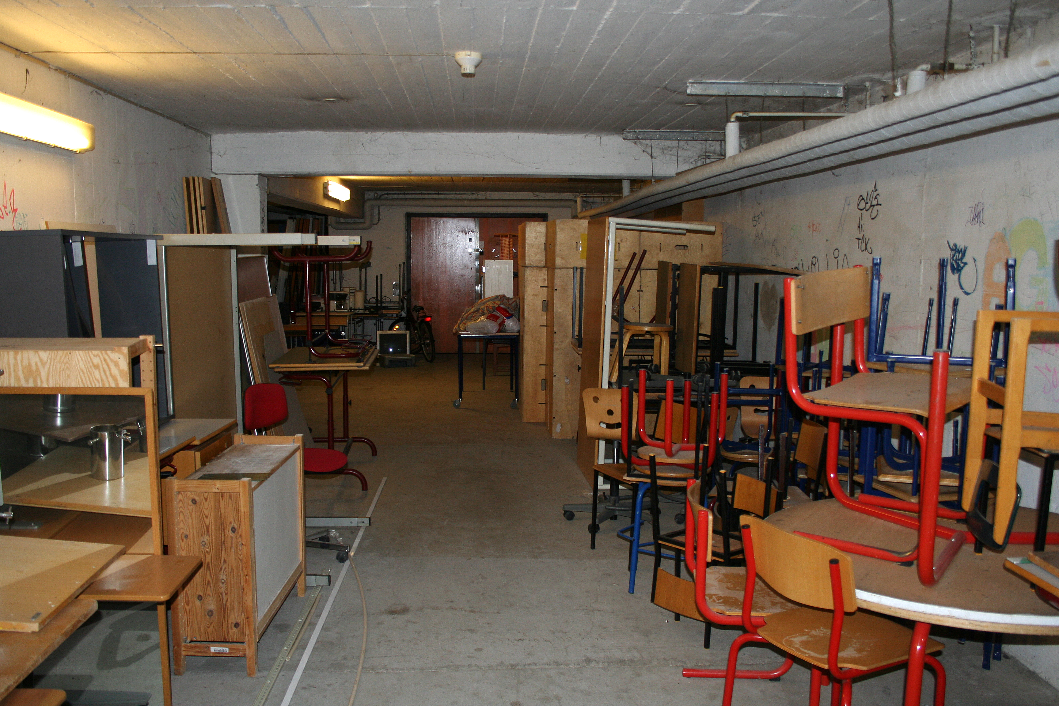 Gamle skolemøbler i en kælder