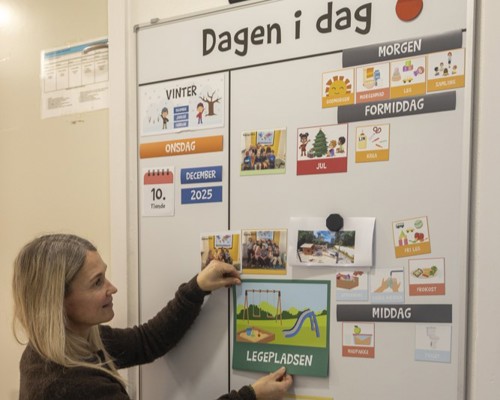 Tavle med dagsplan i FADLs Børnehave