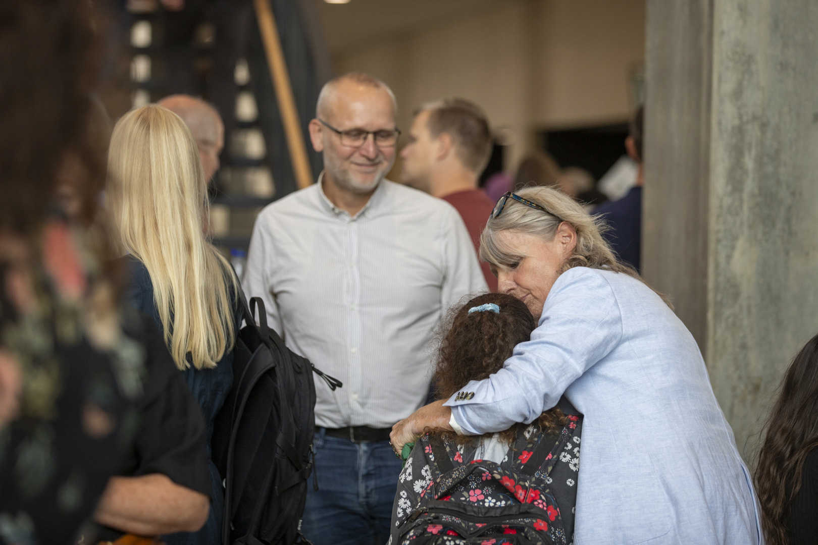 Helle Mønster taler med en elev på Kløverskolen