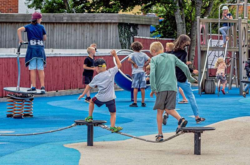 Børn på legeplads