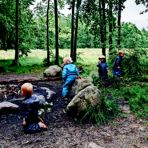 Fire børn på skovtur