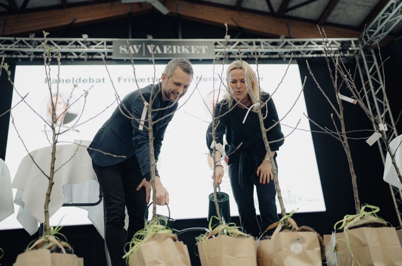 Rådmand Christian Budde og Ældreminister Mette Kierkgaard vander ti æbletræer til ti frisatte plejehjem i Aarhus