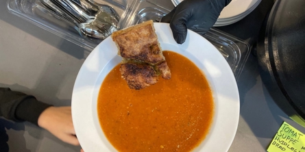 Tomatsuppe med hvidløgsbrød på Kløverskolen