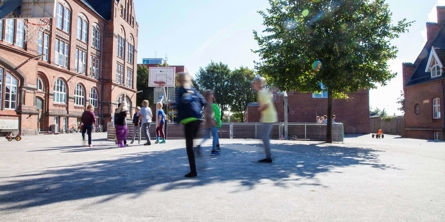 Børn i leg foran Risskov Skole