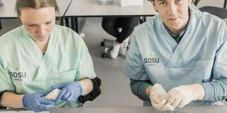 SOSU-elev i medicinundervisning