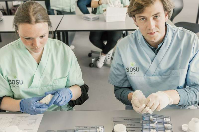 SOSU-elev i medicinundervisning