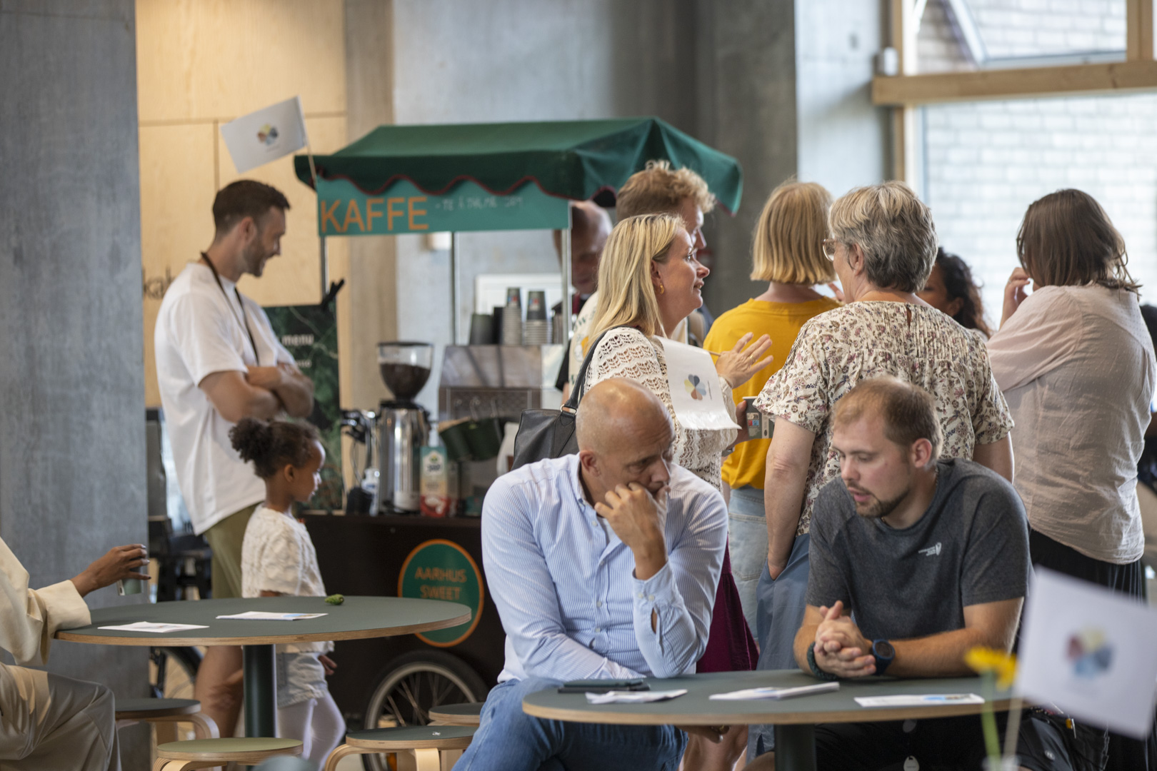 Voksne i samtale inde på Kløverskolen