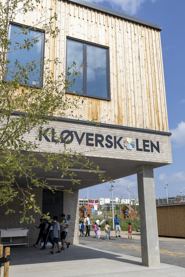 Kløverskolens facade med logo