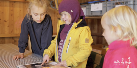 Børn kigger i en bog