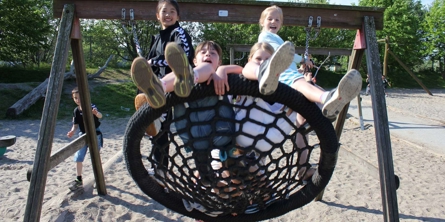 Børn på rundgynge på Rundhøjskolen