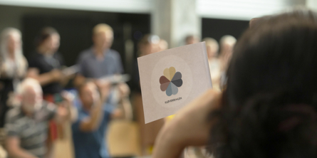 Møde med Kløverskolens logo i forgrunden