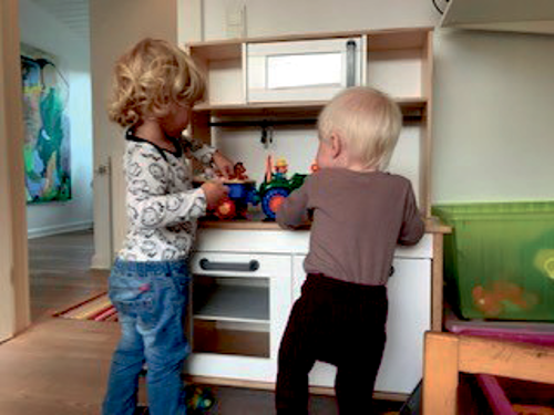 To børn i legekøkkenet