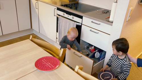 To børn hjælper med borddækning