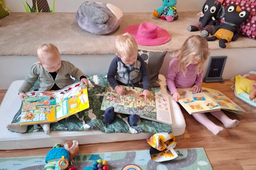 Tre børn med billedbøger