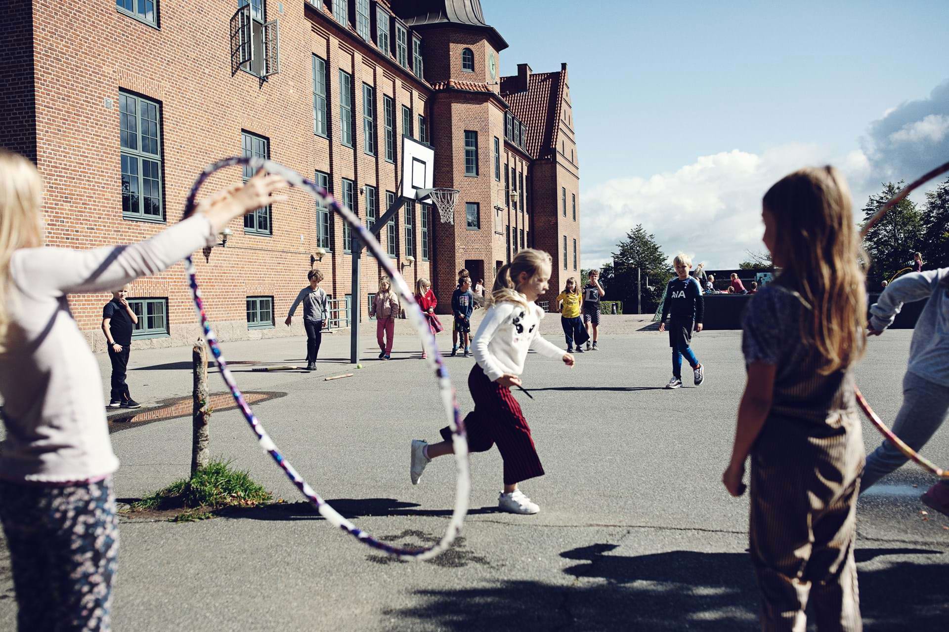Børn leger med hulahopringe udenfor Risskov Skole