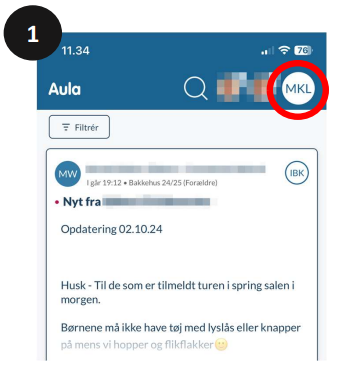 Tryk på dit profilbillede eller initialer øverst til højre.