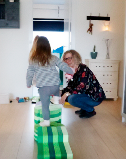 En voksen og et barn balancerer indenfor