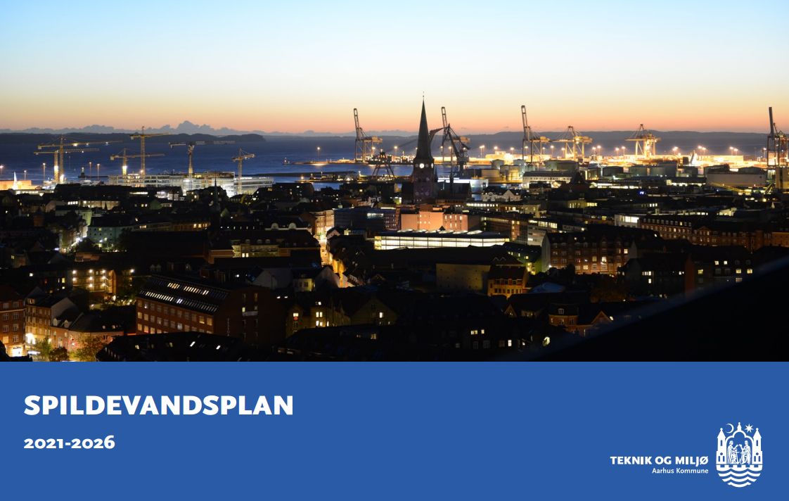 Et udsigtsbillede over Aarhus Midtby i skumringen med teksten Spildevandsplan 2021-2026