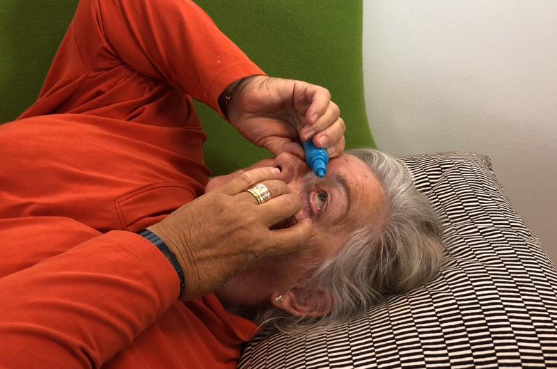 Dame der drypper øjne