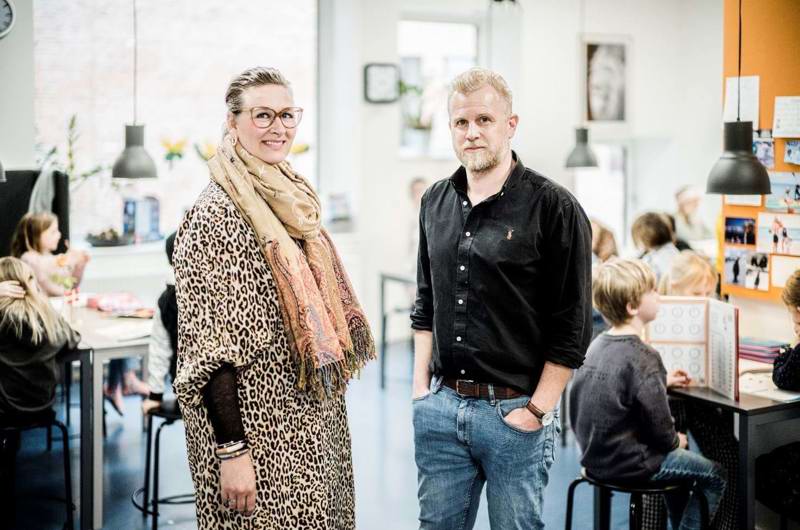 To voksne i en børnehave