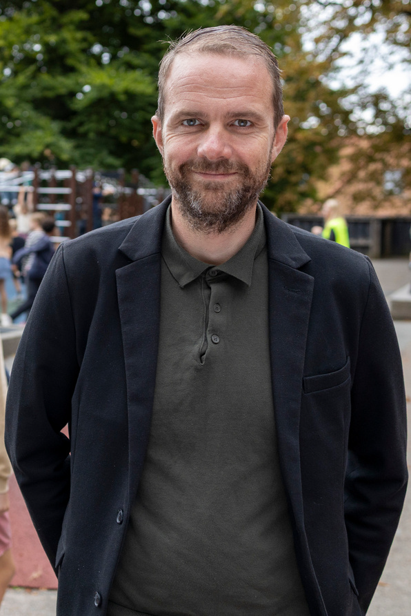 Thomas Medom i en skolegård