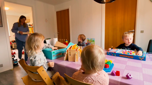 Fire børn sidder klar finmotorik ved bordet