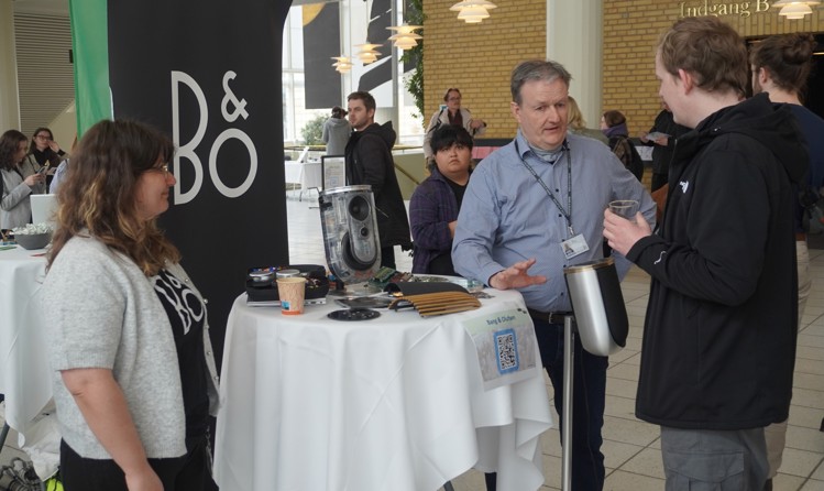 Det er første gang Bang & Olufsen deltager på Telentmessen, hvor Antoniya Petkov (tv) står for rekruttering.