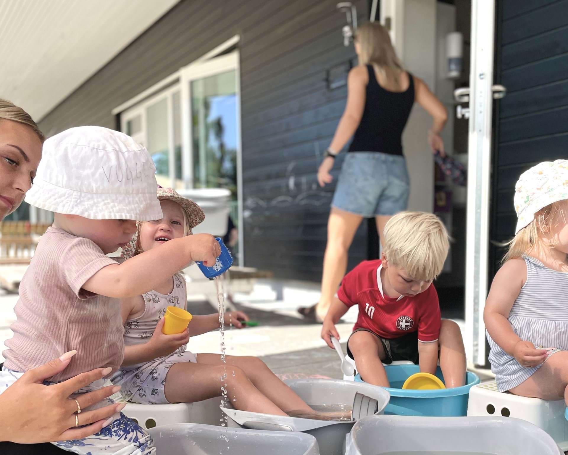 Børn leger med vand udenfor