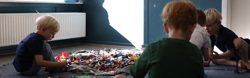 En flok drenge i Børnehaven Åby leger med LEGO