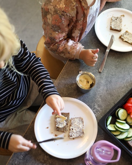 Frokostbord med rugbrødsmadder i en institution