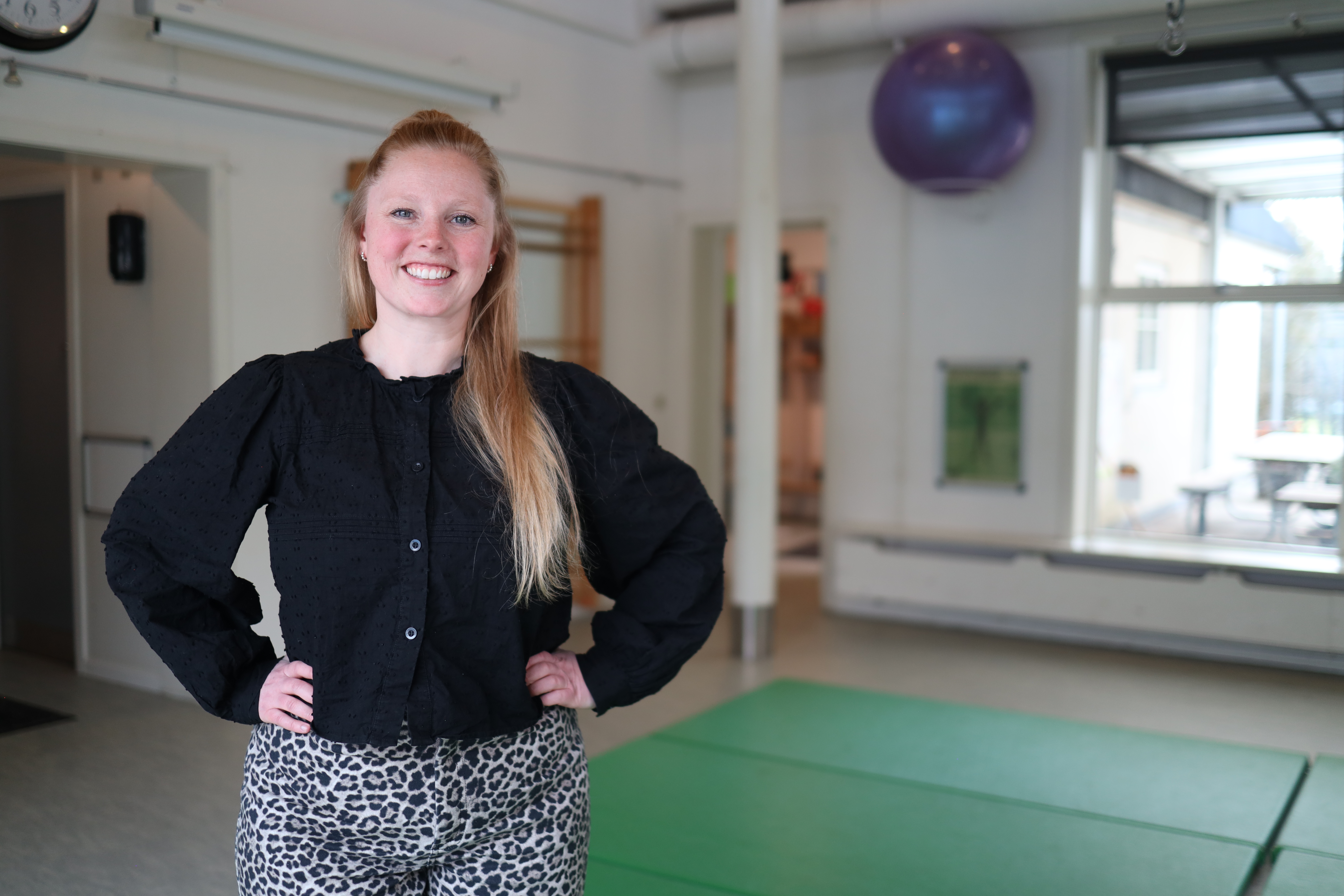 Pædagogisk leder Cecilie Møll Helms fra Børnehuset Hobitten står i Børnehuset legerum 