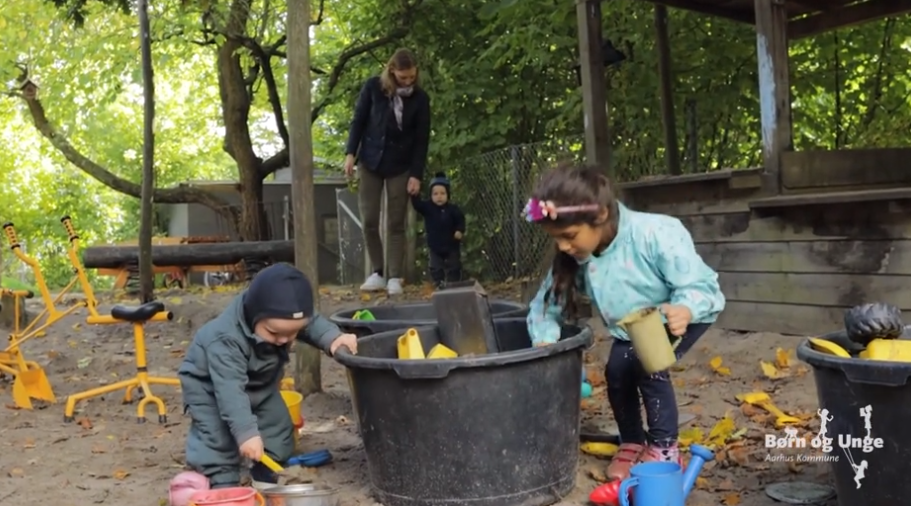 Børn leger i sandkasse